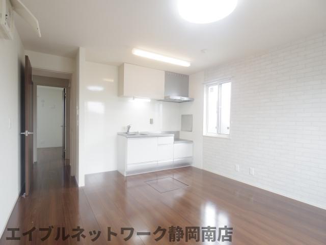 居室・リビング　こちらの居間で趣味の時間をお楽しみください