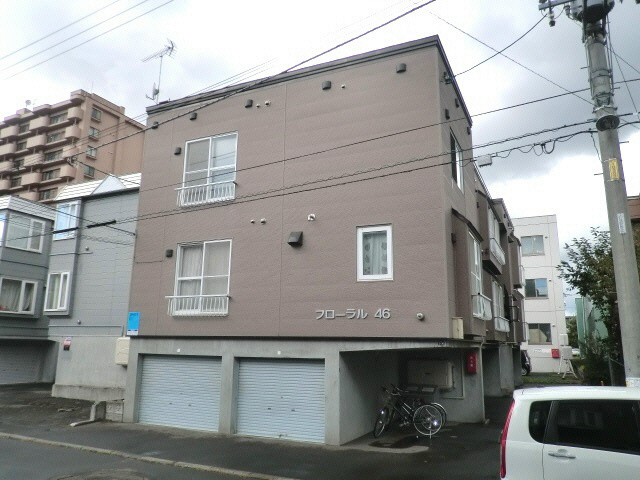 札幌市東区北四十六条東のアパートの建物外観