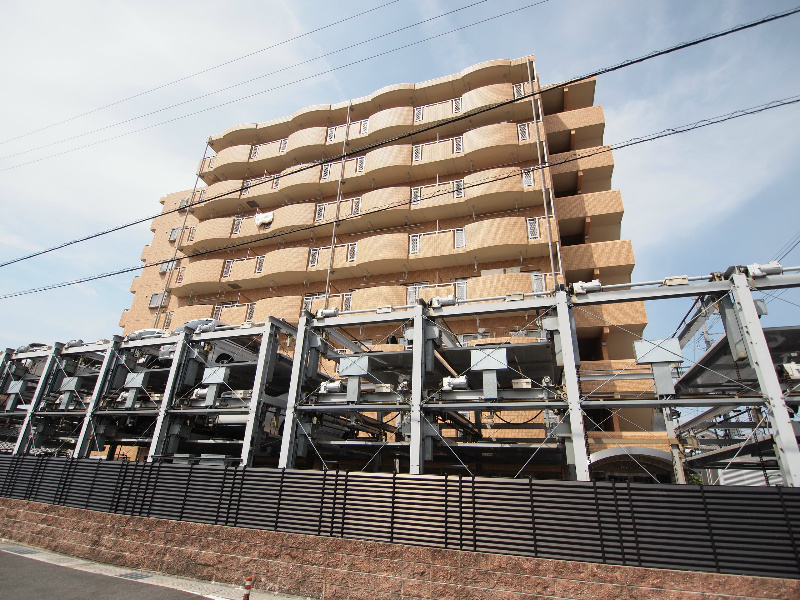 守山市吉身のマンションの建物外観