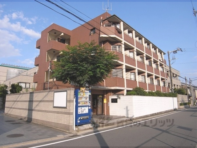 京都市上京区鶴山町のマンションの建物外観