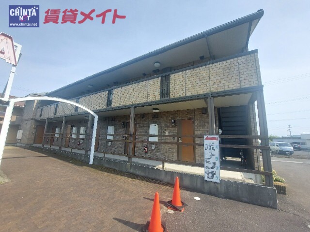 【津市高茶屋小森上野町のアパートのエントランス】