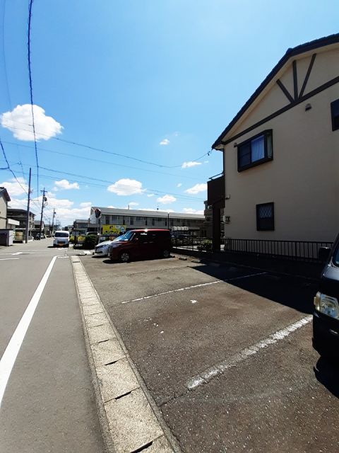 【北名古屋市徳重のマンションの駐車場】