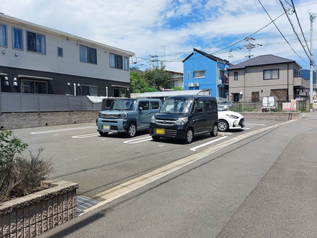 【松山市上市のアパートの駐車場】