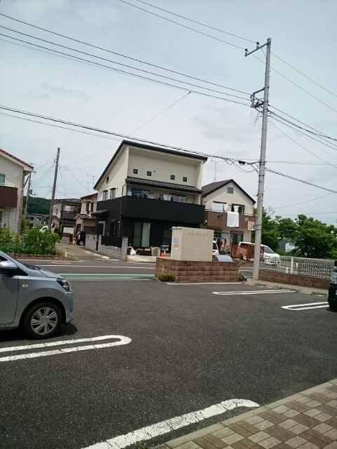 【西多摩郡日の出町大字平井のアパートの駐車場】