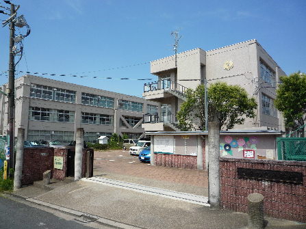 【前川ハイツＡ棟の小学校】