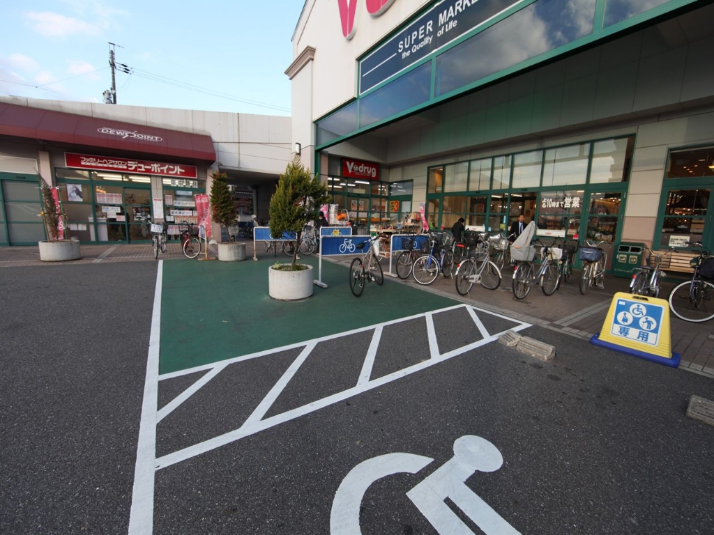 【名古屋市北区萩野通のマンションのドラックストア】