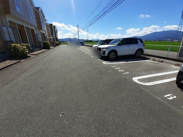 【小城市三日月町堀江のアパートの駐車場】