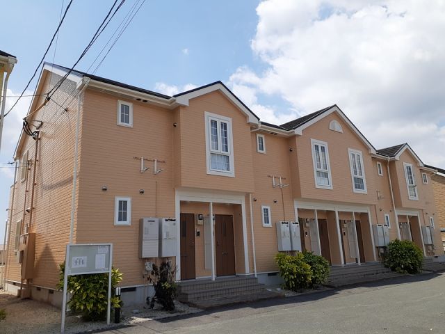 小城市三日月町堀江のアパートの建物外観