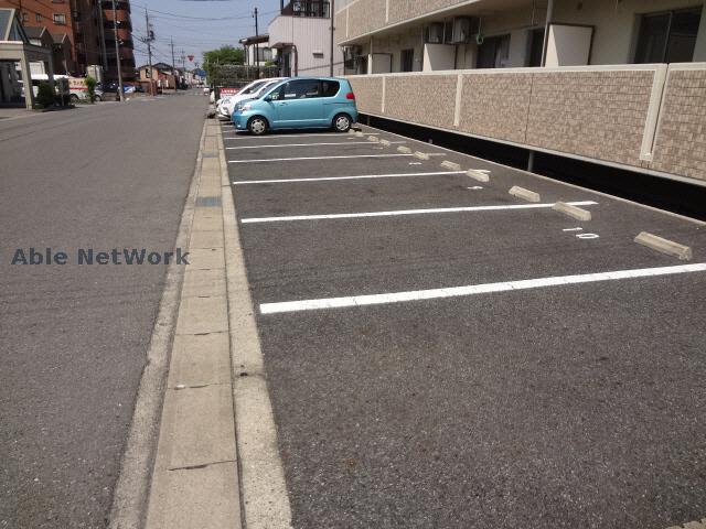 【アヴニール（稲口町）の駐車場】