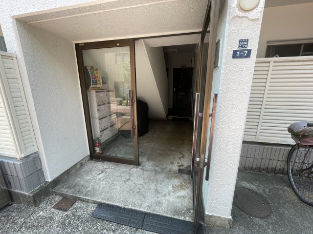 【大田区大森本町のマンションのエントランス】