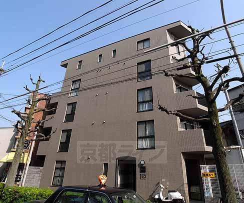 【京都市北区小山中溝町のマンションの建物外観】