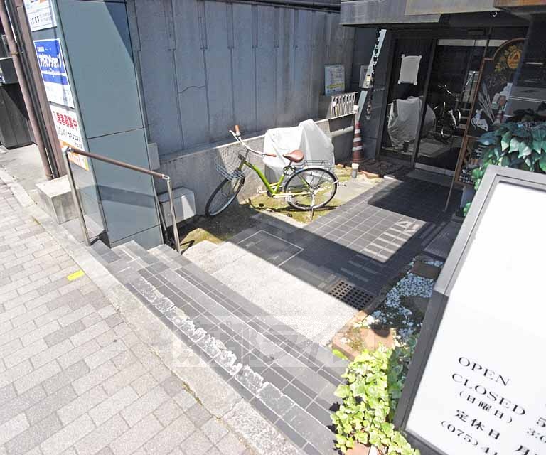 エントランス　広いスペースの入り口です。