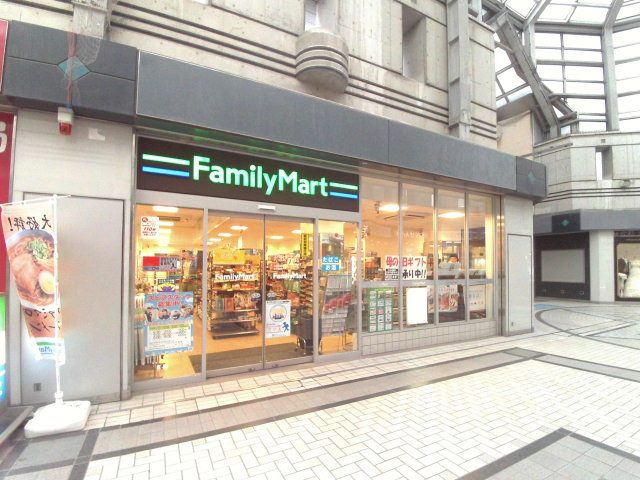コンビニ　ファミリーマートアイランドセンター駅東店（コンビニ）まで333m