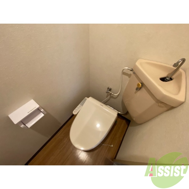 トイレ　嬉しいウォシュレット付きのトイレになります。