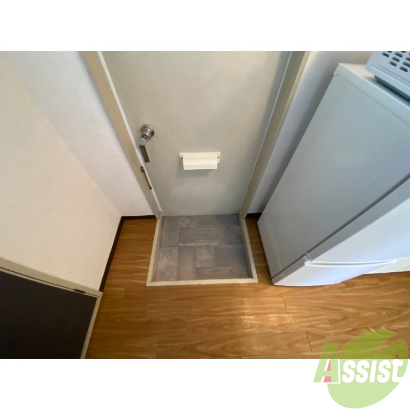 玄関　シンプルな玄関となっております。掃除も楽々できそうです。