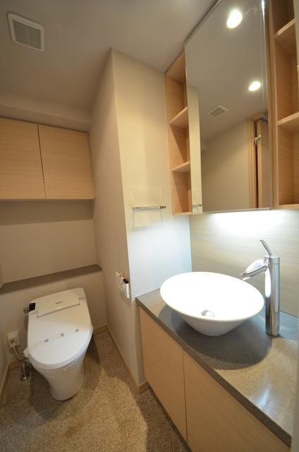 洗面設備　反転タイプの写真です