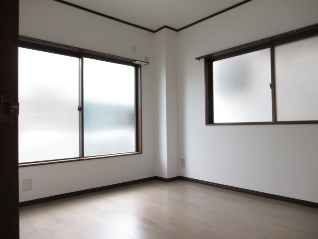 居室・リビング　窓が２面あるので、気持ちのいい風が通り抜けます。