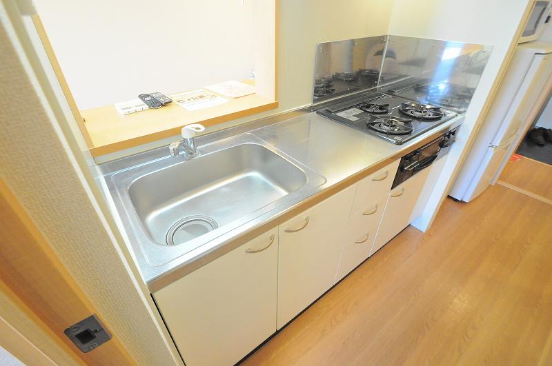 キッチン　人気のカウンターキッチン　便利で使いやすい3口コンロです。