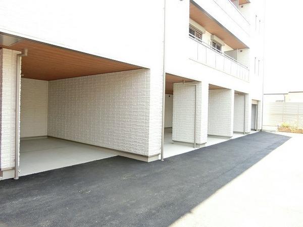 駐車場　屋根付き駐車場！