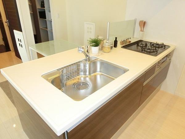 キッチン　３口コンロ付きシステムキッチン！