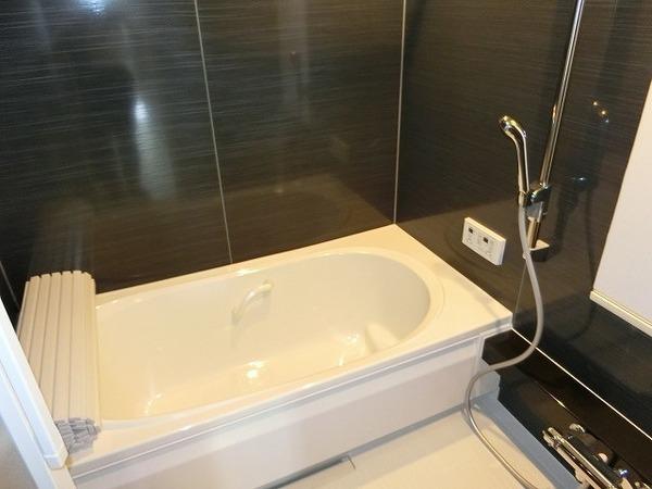 バス・シャワールーム　浴室乾燥機、追焚機能付の広々バスルーム！