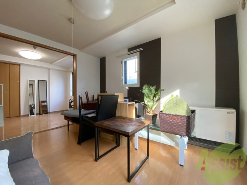 居室・リビング　リビングです。窓が大きくて明るいですね！