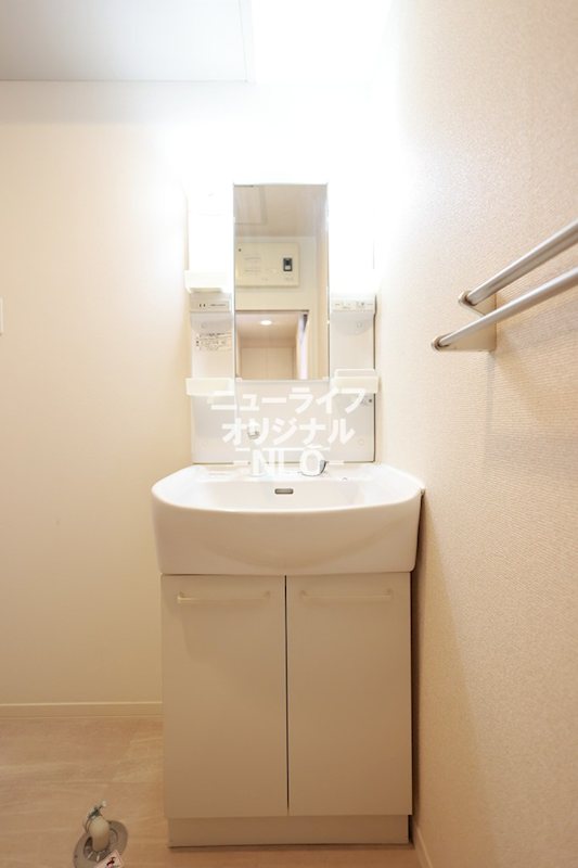 洗面設備　シャワー付き洗面台なので忙しい朝の身支度も楽々☆