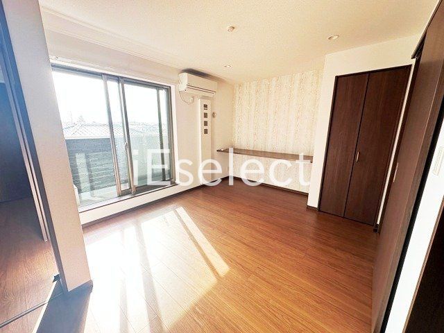 居室・リビング　窓も大きく明るいですね