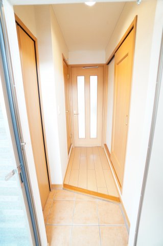 玄関　※同物件・同タイプの写真です。