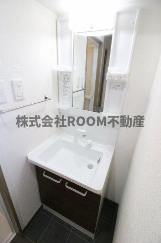 洗面設備　独立洗面台、朝の身支度には欠かせません