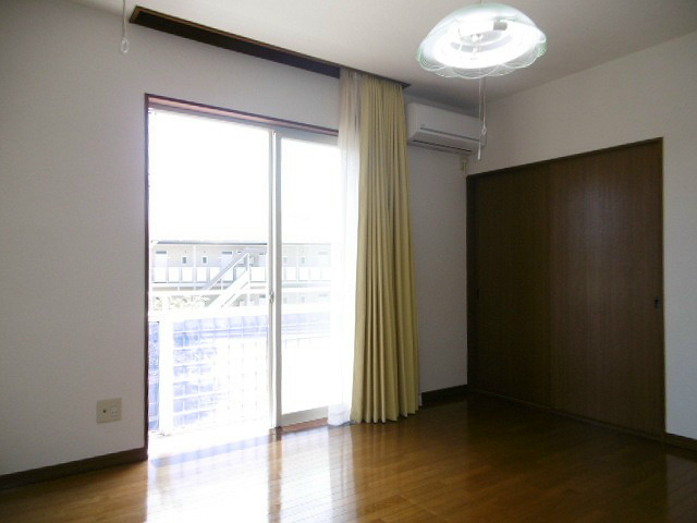居室・リビング　203号室です