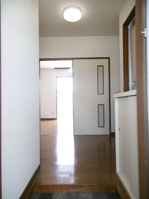 玄関　203号室です