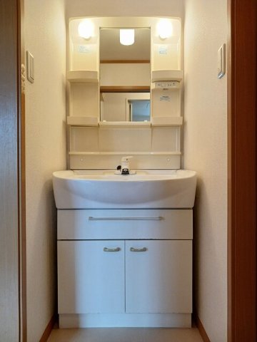 洗面設備　ゆったりとスペースのある洗面所