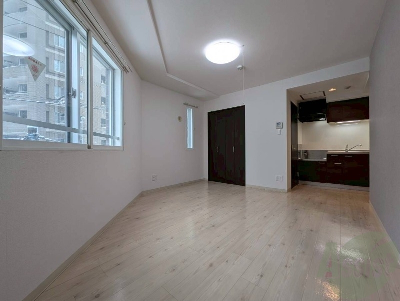 居室・リビング　白さが清潔感を出してくれます。お部屋も明るいですね。