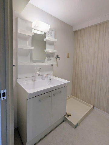 洗面設備　シャンドレ付き洗面台と室内洗濯機置き場