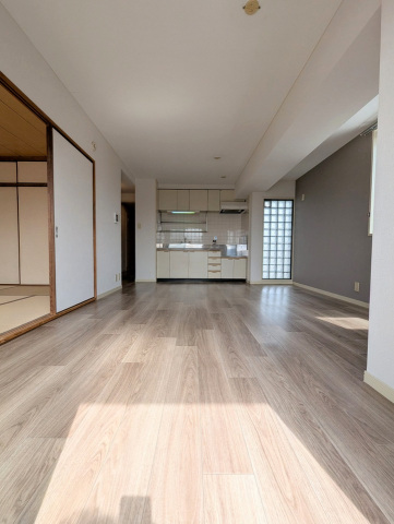 居室・リビング　３面彩光で明るい広々リビング13帖