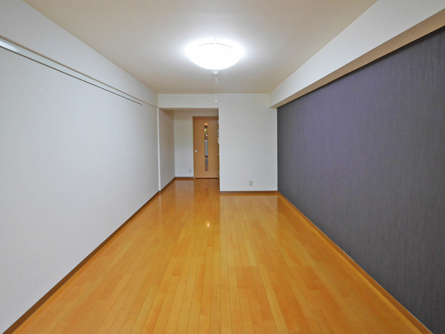 居室・リビング　無地のクロスを１面入れるだけでもお部屋が広く感じます♪