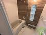 バス・シャワールーム　乾燥機能の付いた浴室です。くつろぐのに十分な広さです。