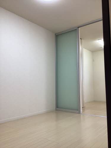 居室・リビング　掲載写真は同型の左右反転の部屋を掲載しております。仕様等が異