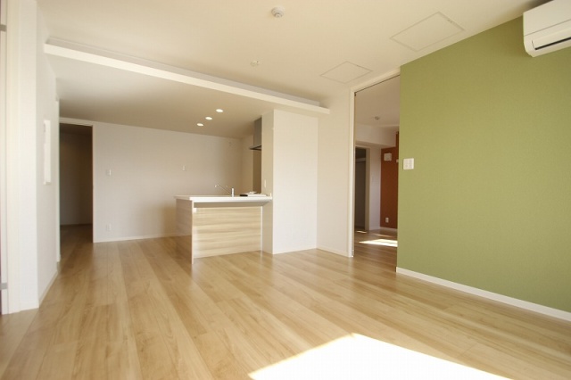 居室・リビング　同物件別室