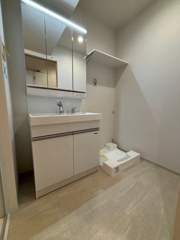 洗面設備　ゆったりとスペースのある洗面所