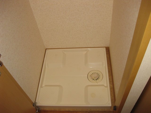 その他設備　防水パン付きの洗濯機置場です。