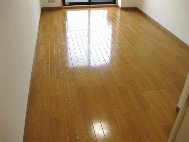 居室・リビング　落ち着いた色合いの床材を使用した居住空間です。