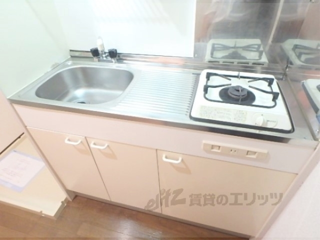 キッチン　調理スペースがあり便利です