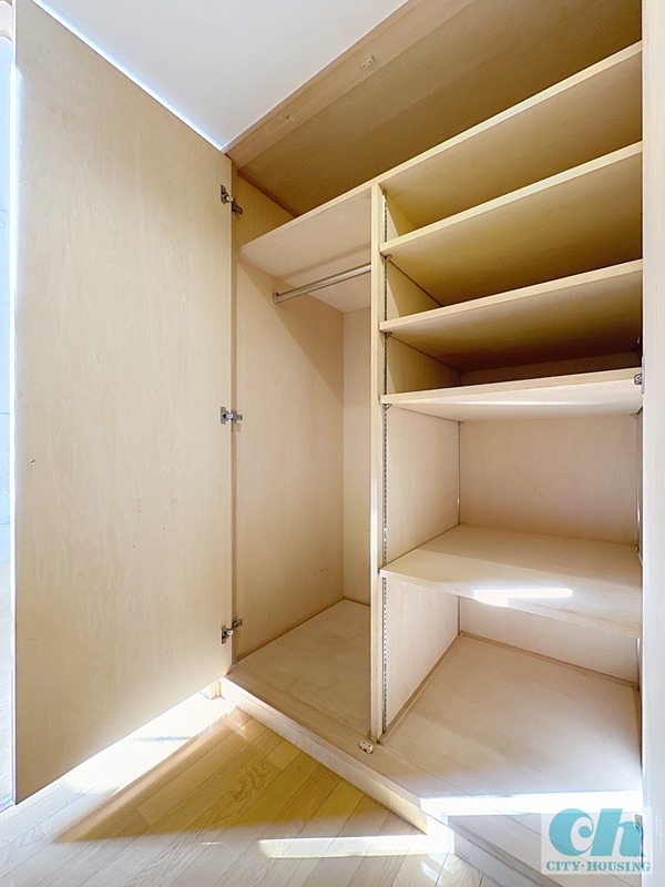 収納　便利な収納棚付のクローゼット！