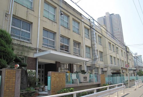 小学校　南市岡小学校（小学校）まで610m