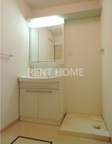 洗面設備　シャンプードレッサーの独立洗面台です。