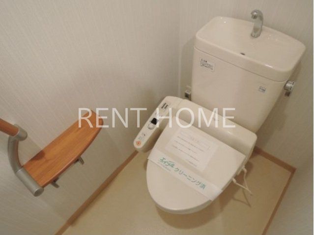 トイレ　温水洗浄便座付のトイレです。