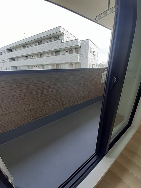 バルコニー　南東向きで日当たり良好です。