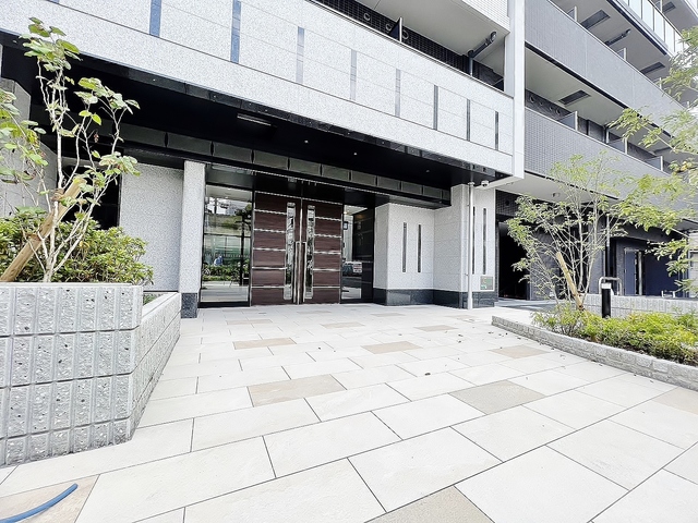 エントランス　オートロック・防犯カメラ・エントランス